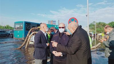 محافظ القاهرة يتفقد أحياء العاصمة للإشراف على عمليات شفط مياه الأمطار