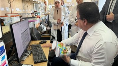 وزير الصحة يتفقد مركز طب الأسرة بالتجمع الثالث ويوجه بصرف مكافآة للعاملين