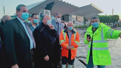 محافظ ومدير أمن القاهرة بمنطقة المنصة للإشراف على عمليات شفط المياه