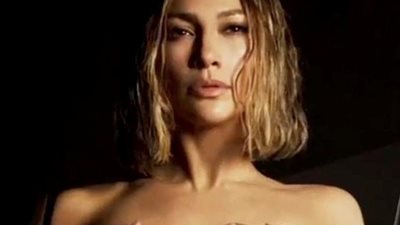 بالصور.. فنانة مشهورة تتخلي عن جميع ملابسها في فيديو للدعاية لـ”كريم لتفتيح البشرة”