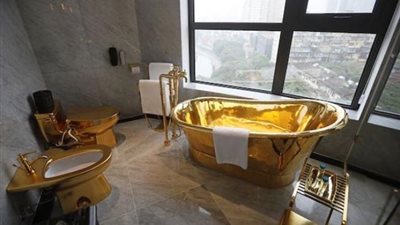 أول فندق في العالم ”مدهون” بالذهب عيار 24 .. حتي فناجين القهوة و”البانيو” ذهبية