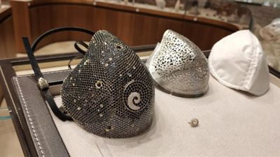 ممنوع اللمس.. كمامات مصنوعة من اللؤلؤ والألماس.. ثمن الواحدة منها 9600 دولار