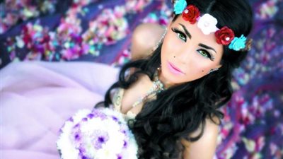 دوللي شاهين تحتفل بالكريسماس بـ ”هوت شورت” مثير (صور)