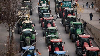 عاجل| «ثورة الفلاحين» تهز أوروبا .. والجرارات الزراعية تجرف آمال الحكوميين
