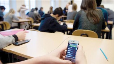 خبير تربوي يكشف أهمية قرار «التعليم» بحظر الهواتف المحمولة في المدارس