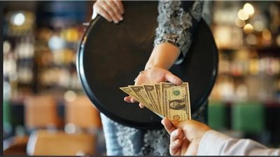 آخر تقاليع كورونا.. مليونير يدفع 3 آلاف دولار «بقشيش» على فاتورة بـ7 دولارات