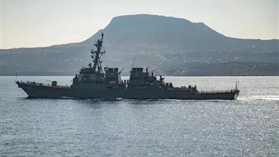 حادث خطير يهزّ سواحل عدن.. وتوجيه ضربات ضد مواقع عسكرية حوثية