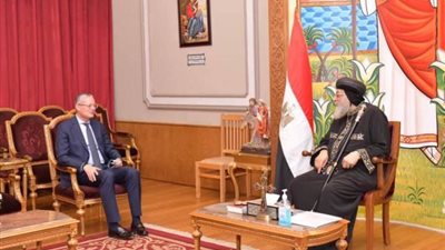 البابا تواضروس يهدى السفير المصرى فى بولندا مجسما لمصر والعائلة المقدسة