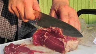 والدي يأخذ 3 كيلو لحم كل أسبوع من عمله بالمطعم  بدون علم صاحب العمل.. هل هذا حرام؟