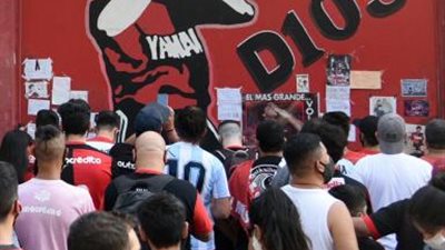 نقل جثمان مارادونا لمقر الحكومة الأرجنتينية وحشود هائلة تشارك في وداعه