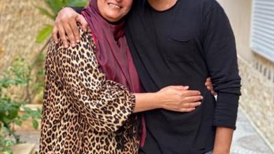 أحمد فهمي يتغزل في جمال والدته بمناسبة عيد ميلادها