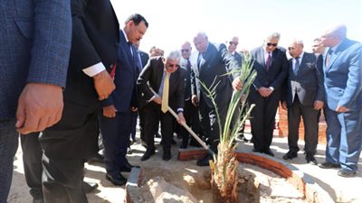 وزير التعليم العالي يضع حجر الأساس لمشروع أرض الجامعات المصرية بالوادي الجديد (صور)