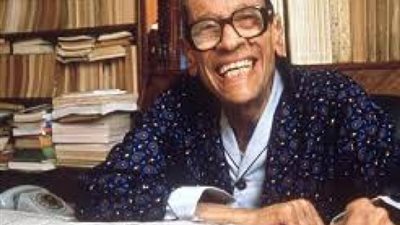 اسمه تكريم لطبيب نساء مشهور.. كان يخاف من ركوب الطائرات..عاش في عوامة وأخفي زواجه الشرعي 10 سنوات أسرار في حياة نجيب محفوظ