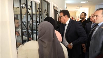 عدم انضباط العمل وغياب الأطباء.. أبرز ماكشفته جولة وزير الصحة بمركز «ميت عقبة» لطب الأسرة