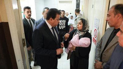 غياب الأطباء السمة الأساسية.. زيارات وزير الصحة للمستشفيات تكشف عن كارثة