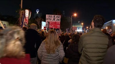 انفجار الجبهة الداخلية في إسرائيل .. الفشل في استعادة الرهائن يضع نتنياهو على حافة الهاوية.. ومظاهرات عنيفة تطالب برحيله