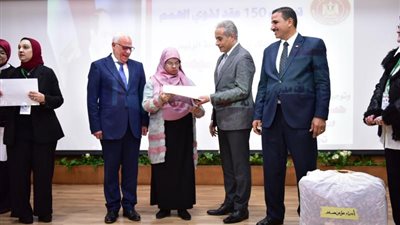 بالصور والأسماء..  «شحاتة» و«الغضبان» يسلمان عقود عمل لذوي الهمم