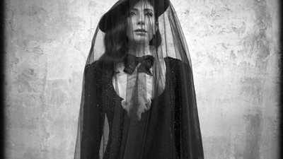 منى زكي تخطف أنظار جمهورها بإطلالة كلاسيكية في أحدث جلسة تصويرية