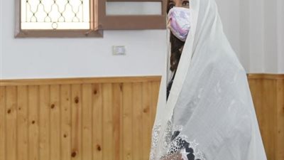 مصر المحبة.. وزيرة قبطية تحضر صلاة الجمعة داخل المسجد