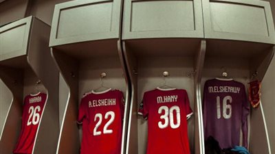 نهائي القرن.. ”الموجز” داخل غرفة ملابس فريق الأهلي (صور)