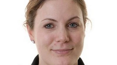 إحالة ضابطة شرطة للتحقيق.. نشرت صوراً مثيرة بالبكيني