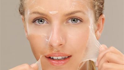 بدون أي مجهود.. طريقة سحرية لتقشير البشرة
