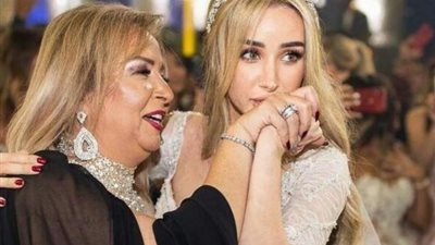 هنا الزاهد تستعيد ذكريات حفل زفافها بصورة مع والدتها.. وهذه رسالتها لها