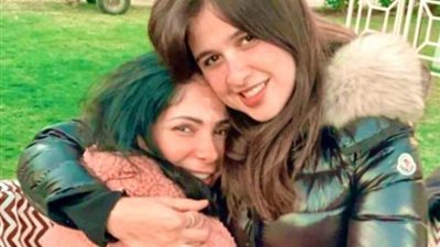 بالأحضان.. ياسمين عبد العزيز توجه رسالة حب لـ منى زكي