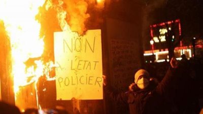 باريس تحترق.. النيران تلتهم بنك فرنسا وأحد المقاهي في ساحة الباستيل