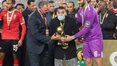 تخليد اسم مؤمن زكريا علي قميص الأهلى الجديد