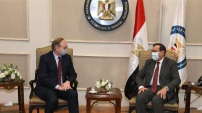 وزير البترول يبحث مع سفير الاتحاد الأوروبى مبادرات الشراكة فى مجال الطاقة