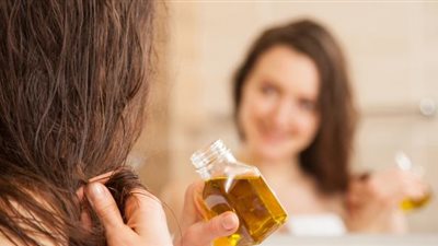 خلي بالك.. أخطاء ترتكبها السيدات عند تطبيق حمام الزيت