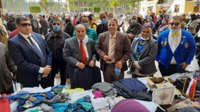 شاهد بالصور .. اقبال كثيف على المعرض الخيري بآداب عين شمس