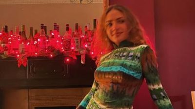 ابنة عمرو دياب تثير الجدل بوصلة رقص مثيرة  مع صديقتها ”فيديو”