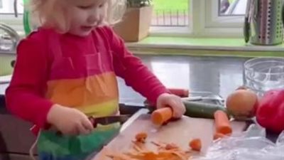 أصغر شيف.. عمره عامين فقط ويطبخ كل أنواع الأكلات الشهية