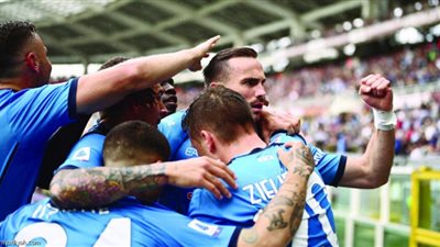 نابولي يقهر يوفنتوس 2-1 ويشعل صراع الوصيف بالدوري الإيطالي