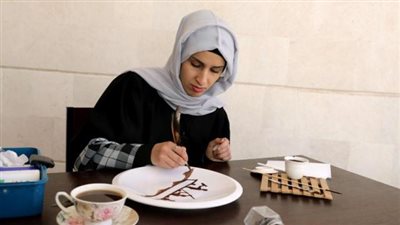 البن اليمني .. فنانة ترسم بالقهوة للتعبير عن آلام شعب ”سد مأرب” و”صنعاء”