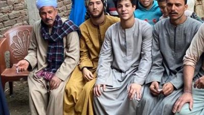 أحمد مالك وداش بـ ”الجلباب الصعيدي” في كواليس مسلسل ”نسل الأغراب”