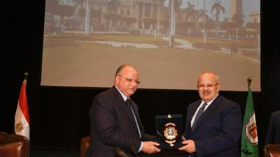 محافظ القاهرة يهدي رئيس جامعة القاهرة درع المحافظة تقديرًا لجهوده