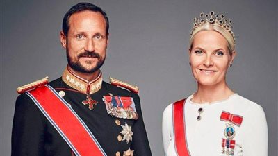 حكاية الزواج الذي أغضب الشعب النرويجي.. سيدة الحانات التي أحبها ولي العهد