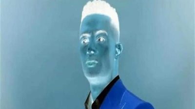 سقوط الفنان المتهم بالتطبيع على المسرح في مهرجان ضيافة بدبي