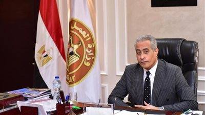 بالصور.. «شحاتة» في اجتماع ثلاثي هام بشأن قانون العمل