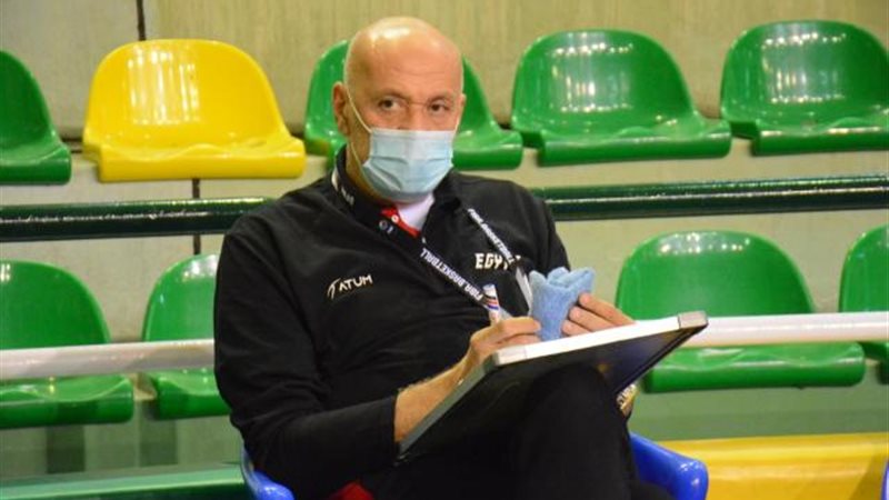 مدرب منتخب السلة