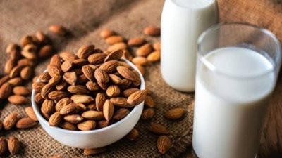 ماذا يحدث للجسم عند تناول كوب من حليب اللوز؟