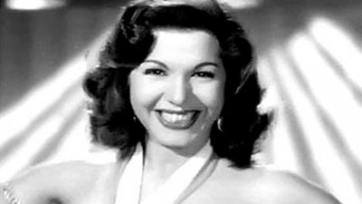 قبل سلمى الشيمي.. سامية جمال ببدلة رقص أمام أبو الهول (صور)