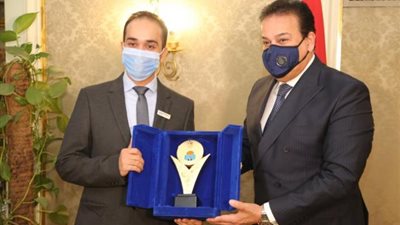 بالصور .. وزير التعليم العالى يكرم الدكتور ماركو زكى الفائز بجائزة نيوتن العلمية 2020