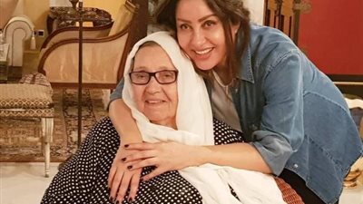 لطيفة تهدي أغنية أمي لوالدتها قبل عيد الأم