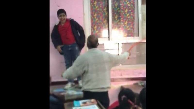 ضرب معلم لتلميذ في