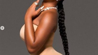 فنانة تتباهي بمنحنياتها المثيرة خلال جلسة تصوير .. في فستان جديد وغريب من نوعه