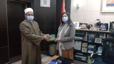 الأوقاف تهدى كلية الإعلام مجموعات من سلسلة (رؤية) للفكر المستنير